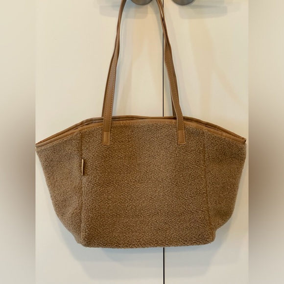 NEIMAN MARCUS Reversible Faux Shearling Fur Sherpa Tote Bag in Tan Camel - Picture 4 of 9